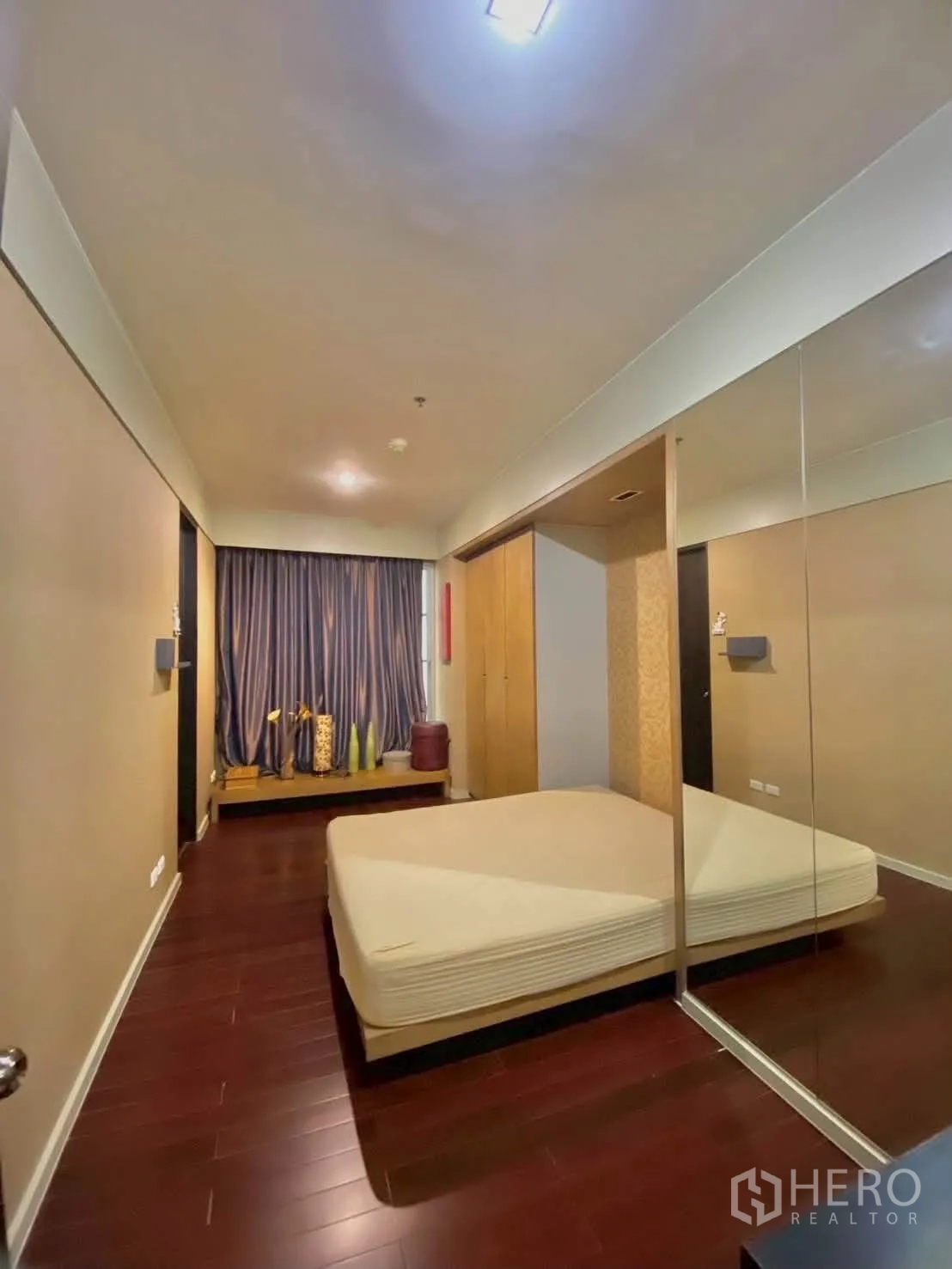 คอนโด for rent in Khlong Toei, Bangkok - ห้องนอนที่สองพร้อมตู้เสื้อผ้าบานกระจก พื้นไม้ และที่นั่งริมหน้าต่าง