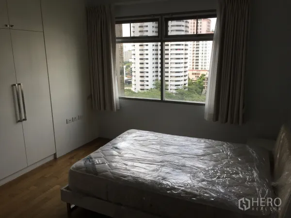 คอนโด ให้เช่าในWatthana, Bangkok - ห้องนอนมีตู้เสื้อผ้าบิลต์อิน หน้าต่างบานใหญ่ มุมมองเมืองตึกสูงและพื้นที่สีเขียว