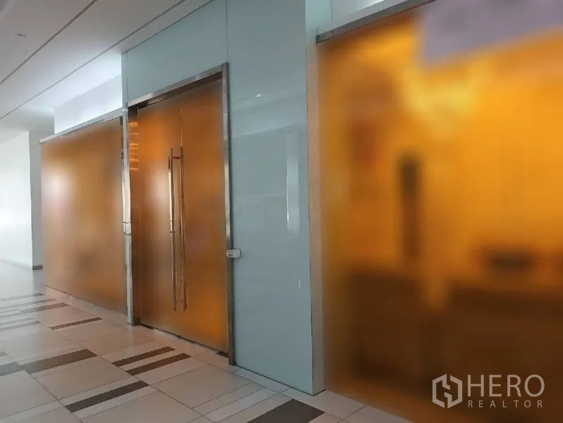 Retail Space for rent in Khlong Toei, Bangkok - Frosted glass storefront with double glass doors along an indoor mall corridor.