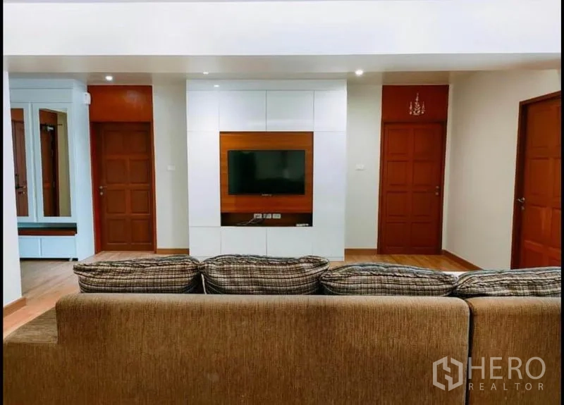 公寓 出售在Watthana, Bangkok - 宽敞客厅内的电视墙与影音柜正对沙发。
