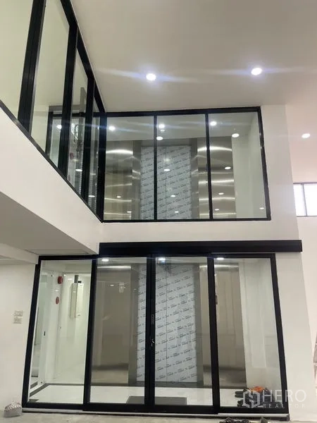 带办公室的家 出租或出售在Wang Thonglang, Bangkok - 双层挑高玻璃会议/展示空间与推拉门