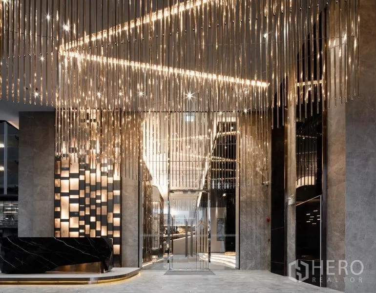 公寓 出售在Ratchathewi, Bangkok - 豪华大堂入口，悬挂灯饰与亮面大理石装潢。