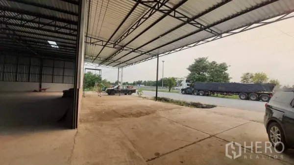 คลังสินค้า ให้เช่าในKhlong Luang, Pathum Thani - ลานขนถ่ายสินค้ามีหลังคา โครงเหล็ก ทางวิ่งกว้างเชื่อมออกถนนใหญ่ ข้างตัวโกดัง
