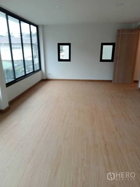 สำนักงานที่บ้าน ขาย - ห้องสว่างพร้อมผนังกระจกขนาดใหญ่และหน้าต่างบานเล็กด้านข้าง