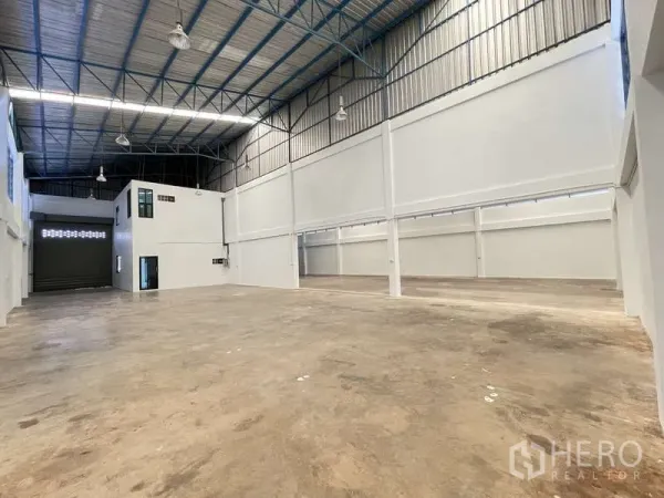 โรงงาน ให้เช่าในBan Phaeo, Samut Sakhon - ภายในโกดังเพดานสูง โครงหลังคาเหล็ก พร้อมบล็อกออฟฟิศ.