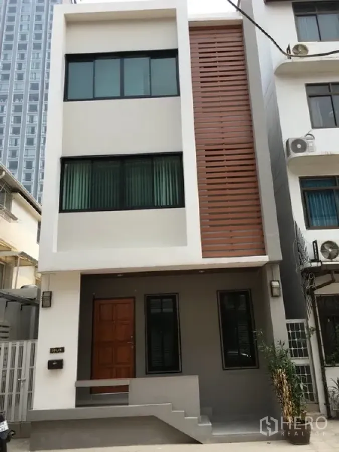 带办公室的家 出租在Bang Rak, Bangkok - 三层现代家办楼外观，木质百叶立面与大窗，位于邦拉克