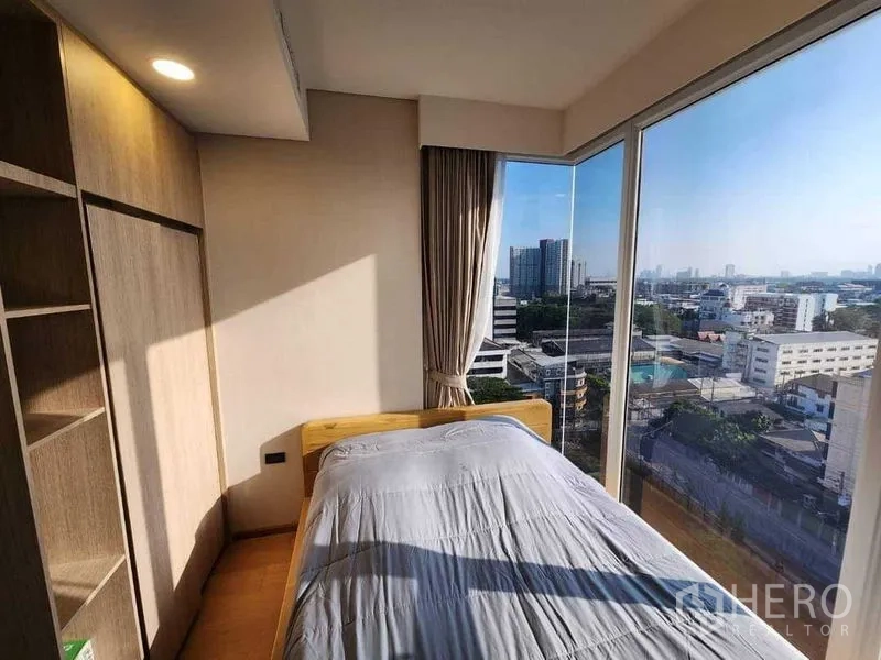 公寓 出租在Khlong Toei, Bangkok - 转角卧室，环景玻璃与开阔曼谷城景