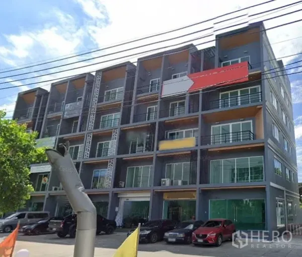 带办公室的家 出租在Bueng Kum, Bangkok - 曼谷Bueng Kum现代多层Home Office建筑，整面玻璃立面与前方停车区，阳光充足。