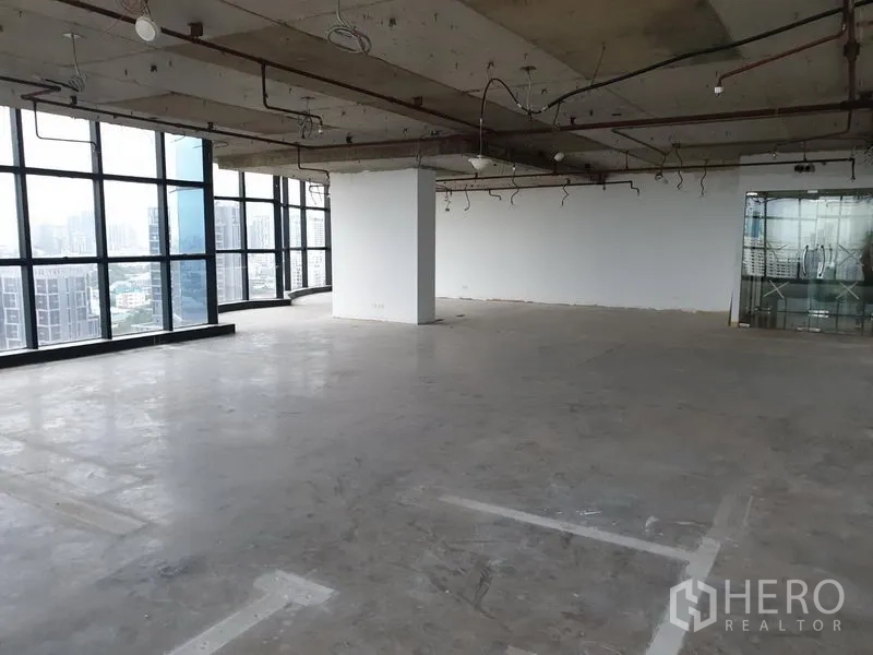 办公空间 出租在Watthana, Bangkok - 大型未装修办公室，外露天花与玻璃入口