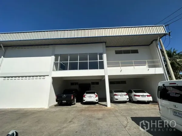 โรงงาน ให้เช่าในSi Racha, Chon Buri - ด้านหน้าโรงงานมีที่จอดรถใต้อาคารและสำนักงานชั้นลอยกระจก