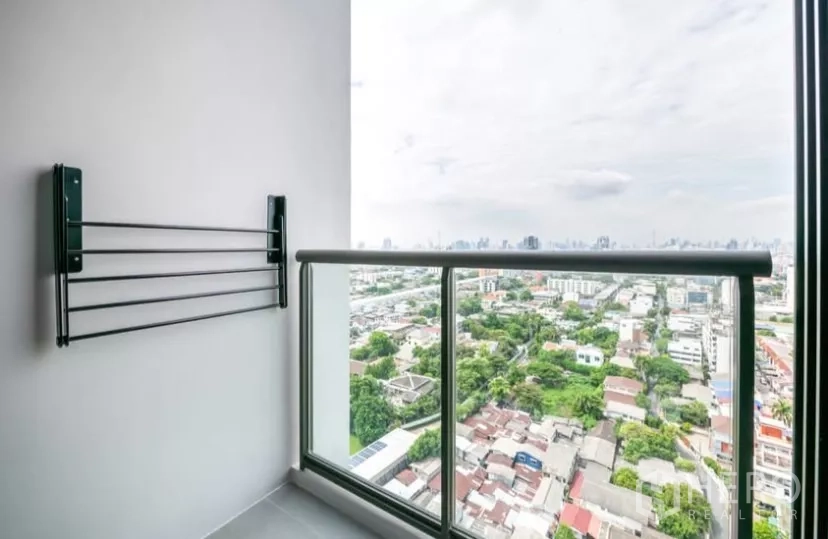 Condominium for rent in Chatuchak, Bangkok - Balcony with glass railing and unobstructed skyline and neighborhood views.