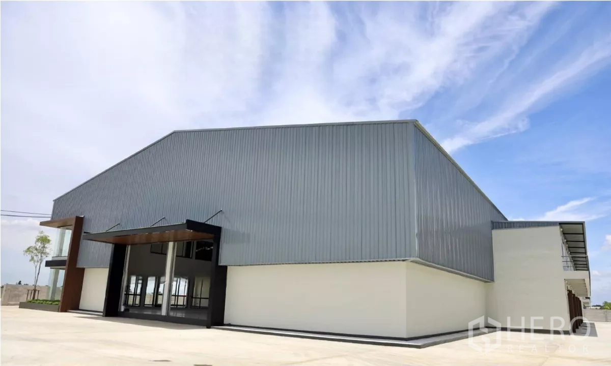 Factory for rent or sale in Phutthamonthon, Nakhon Pathom - Rear elevation with loading canopy and tall roller door to the factory bay.