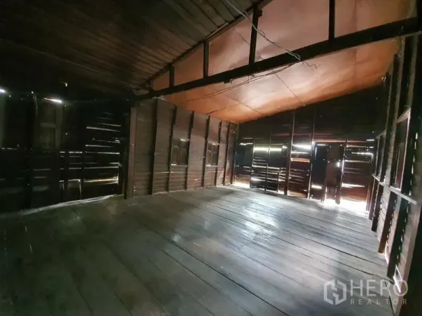 独立式住宅 出租在Sathon, Bangkok - 宽敞的开放式上层房间，斜顶与深色木墙。