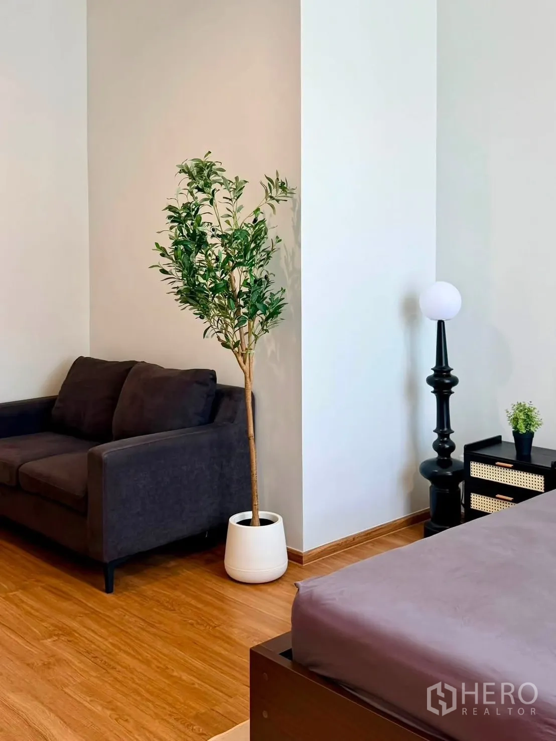 ทาวน์เฮาส์ for rent in Bang Phli, Samut Prakan - ห้องนอนกว้างปูพื้นไม้ มีโซฟา ต้นไม้กระถาง และเตียงนอน.