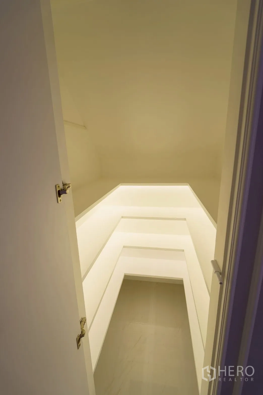 独立式住宅 for sale in Bang Phli, Samut Prakan - 步入式储物间，内嵌层架与灯带