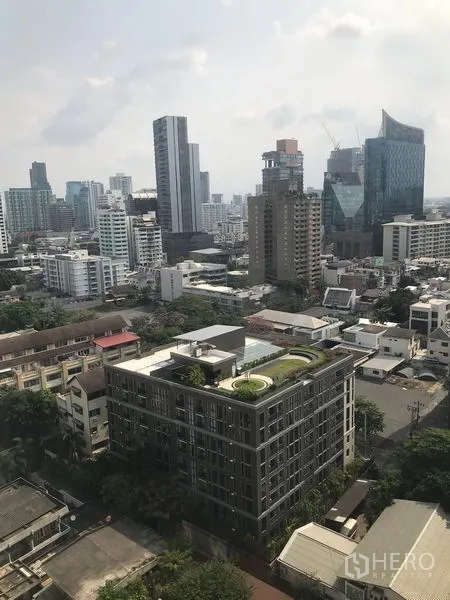 公寓 出租在Watthana, Bangkok - 阳台眺望素坤逸高层城市天际线