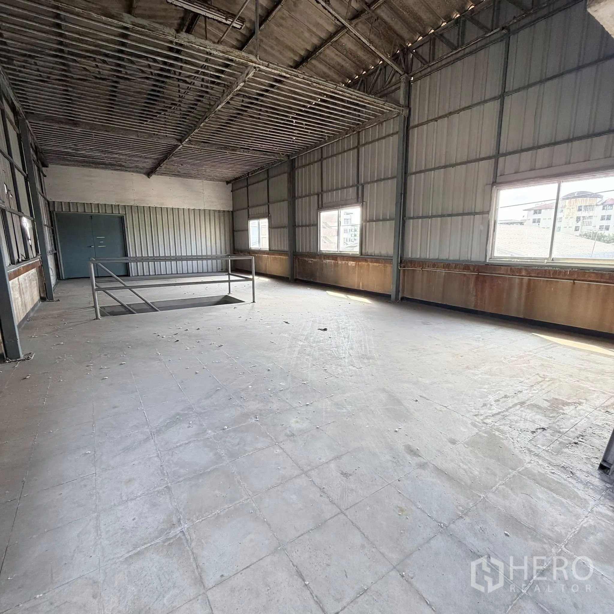 โรงงาน for rent in Phra Pradaeng, Samut Prakan - ห้องชั้นบนสไตล์อุตสาหกรรม มีหน้าต่างและพื้นกระเบื้อง