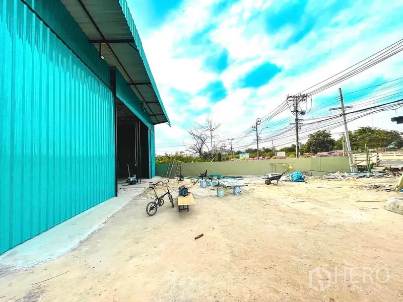 货栈 出租在Sai Mai, Bangkok - 仓库旁大型室外院子，临道路与电线杆。