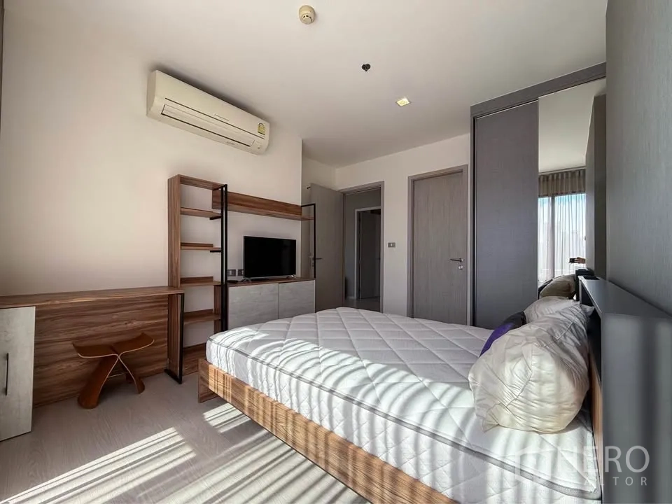公寓 for rent in Khlong Toei, Bangkok - 采光良好的房间，配床、开放式置物架、电视与内置衣柜。