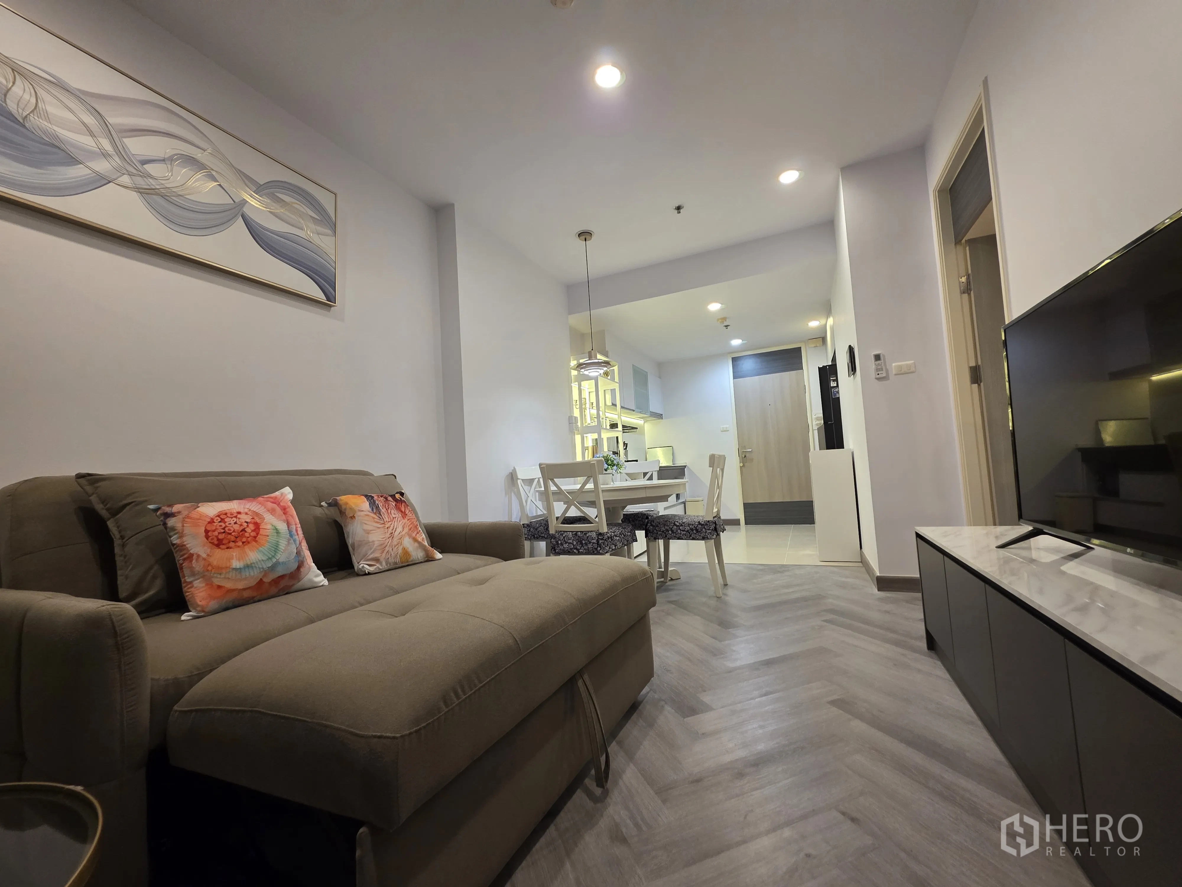 公寓 for rent in Bang Kapi, Bangkok - 餐客区配电视、落地窗帘与展示层架。