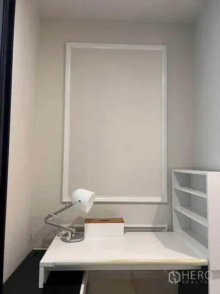 公寓 出租在Pathum Wan, Bangkok - 紧凑的学习角，白色书桌、置物架与台灯