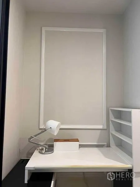 公寓 出租在Pathum Wan, Bangkok - 紧凑的学习角，白色书桌、置物架与台灯