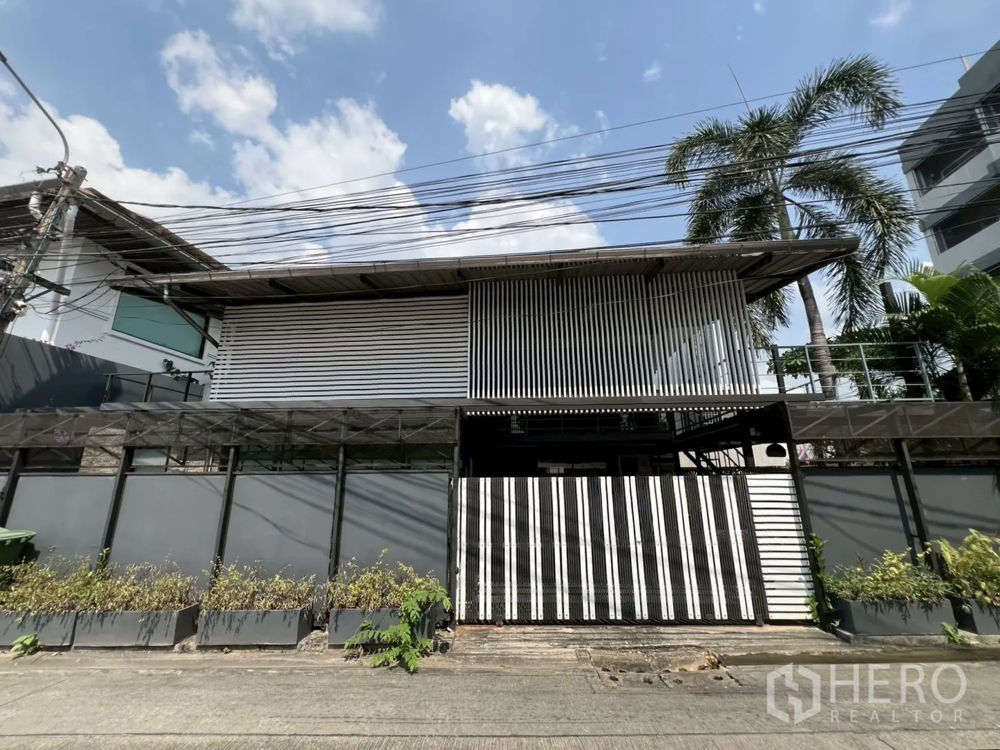 บ้าน for rent or sale in Wang Thonglang, Bangkok - บ้านเดี่ยวสองชั้นพร้อมรั้วบานสไลด์ โดดเด่นด้วยฟาซาดเมทัลลิค ใต้ท้องฟ้ากรุงเทพฯ
