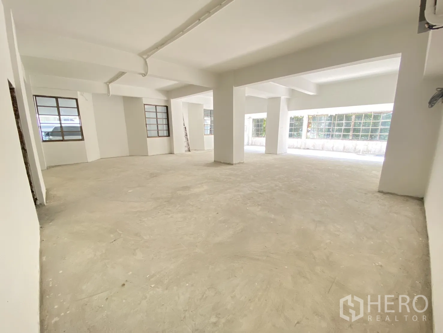 พื้นที่ขายปลีก for rent in Watthana, Bangkok - โถงกว้าง กระจกด้านหน้าและเสาตรงกลาง จัดผังได้ยืดหยุ่น.