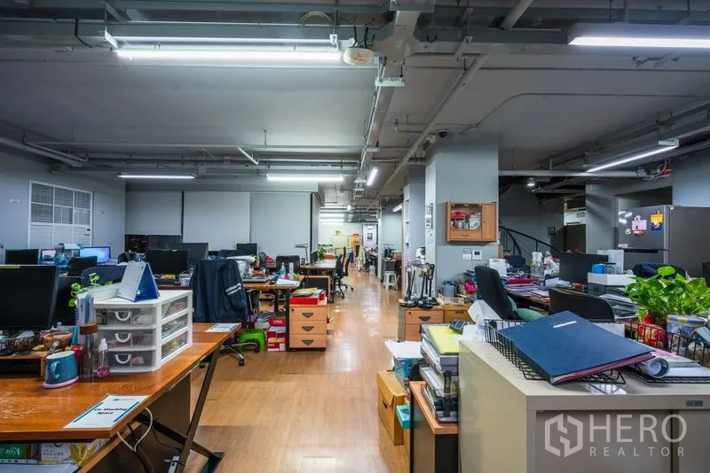 办公空间 出租 - 大型办公室中央通道视角，工位与储物柜一应俱全