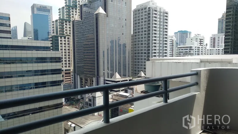 公寓 出售在Watthana, Bangkok - 阳台栏杆外是素坤逸商务区的高楼天际线。