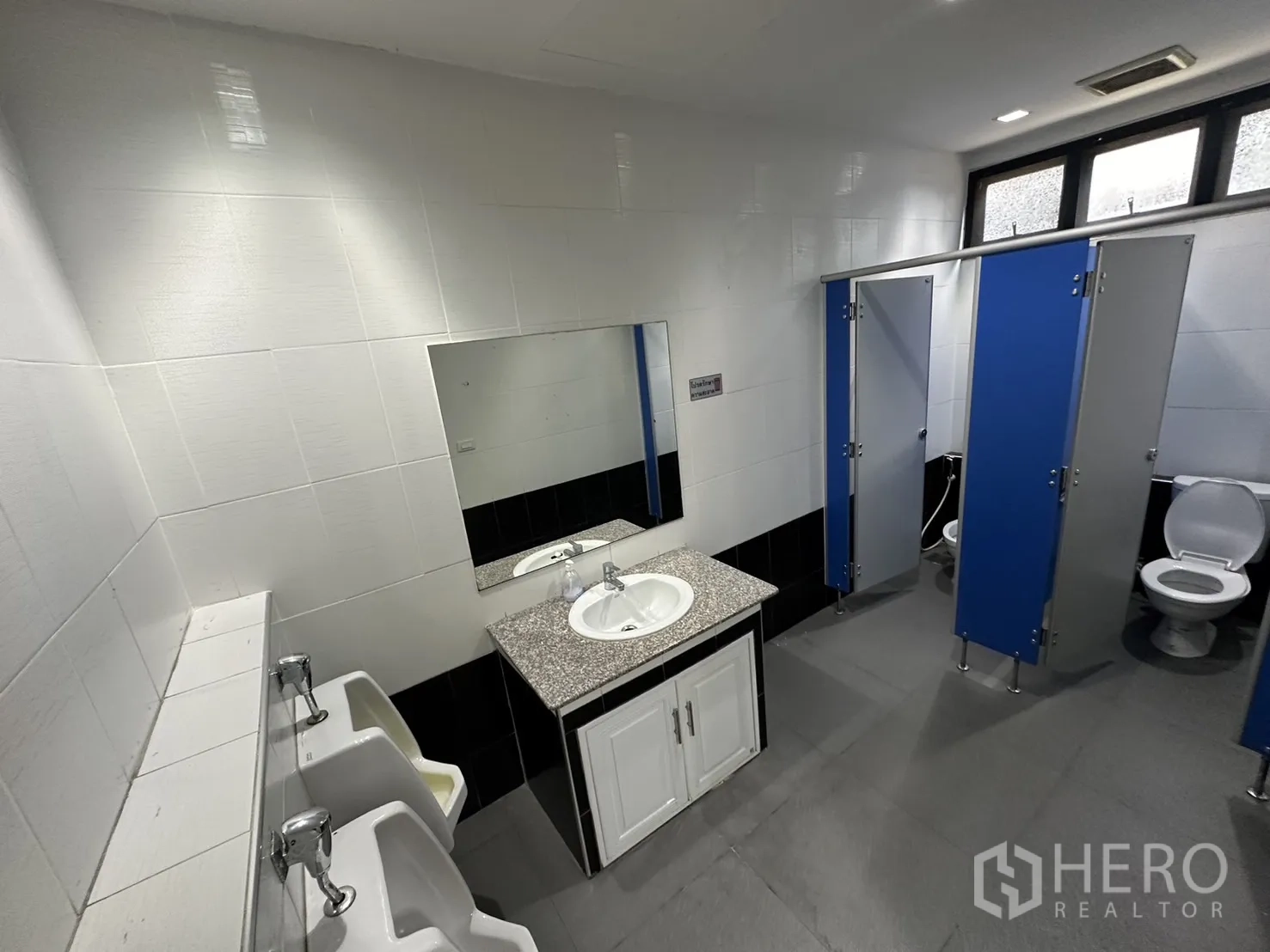 带办公室的家 出租在Prawet, Bangkok - 公共卫生间，配洗手池、小便池与多间隔间。