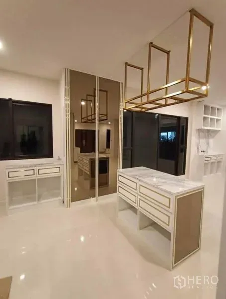 บ้าน ให้เช่าหรือขายในPrawet, Bangkok - ครัวสไตล์โมเดิร์น ไอส์แลนด์หินอ่อน โครงแขวนสีทอง และตู้เก็บของมากมาย