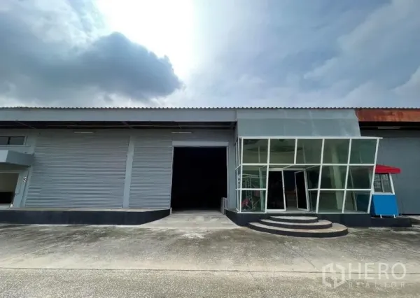 คลังสินค้า ให้เช่าในSam Phran, Nakhon Pathom - ภาพมุมกว้างด้านหน้าโกดัง ทางลาดจอด และออฟฟิศกระจก
