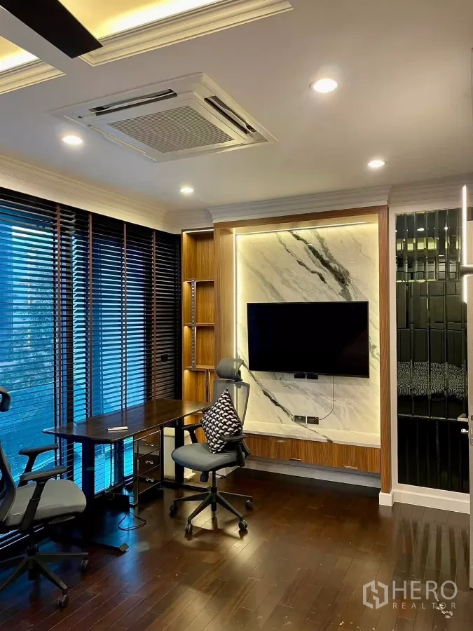 联排别墅 出租在Chatuchak, Bangkok - 明亮书房，木地板，大窗百叶，书桌与大理石背景电视。