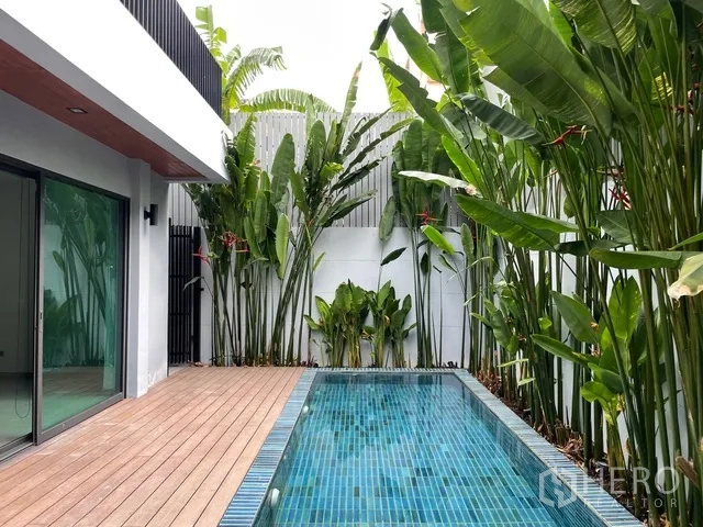 独栋房屋 for rent in Watthana, Bangkok - 泳池与木平台的另一角度。