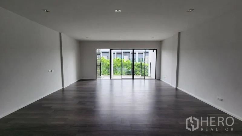 Home Office for rent - Wide office area with sliding doors opening to a balcony.