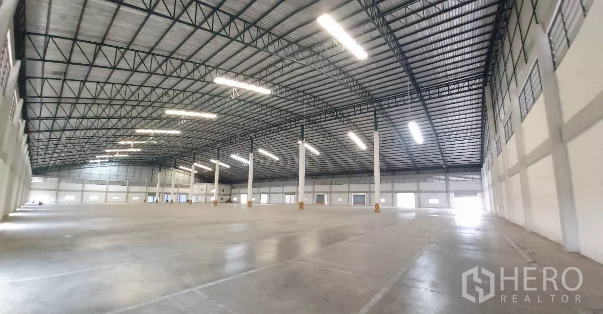 Warehouse for rent in Bang Bo, Samut Prakan - Panoramic view of the wide warehouse floor and arched roof structure.