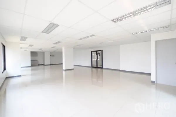 办公空间 出租在Chatuchak, Bangkok - 大面积空置办公室，玻璃入口与灵活开放布局。