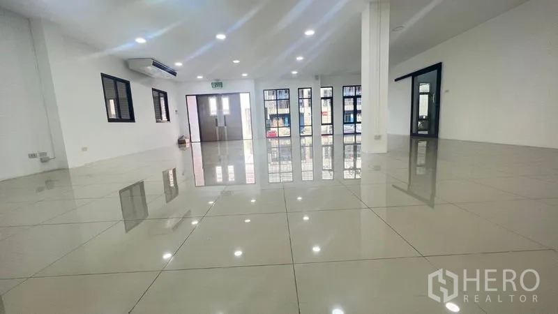 Warehouse for rent in Bang Phli, Samut Prakan - Bright office area with glossy tiled flooring, recessed lighting and multiple windows.