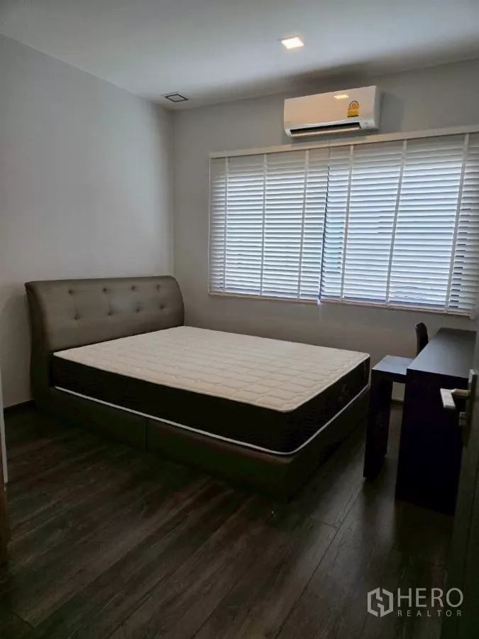 联排别墅 出租在Bang Phli, Samut Prakan - 卧室内设床、书桌、百叶窗与空调。