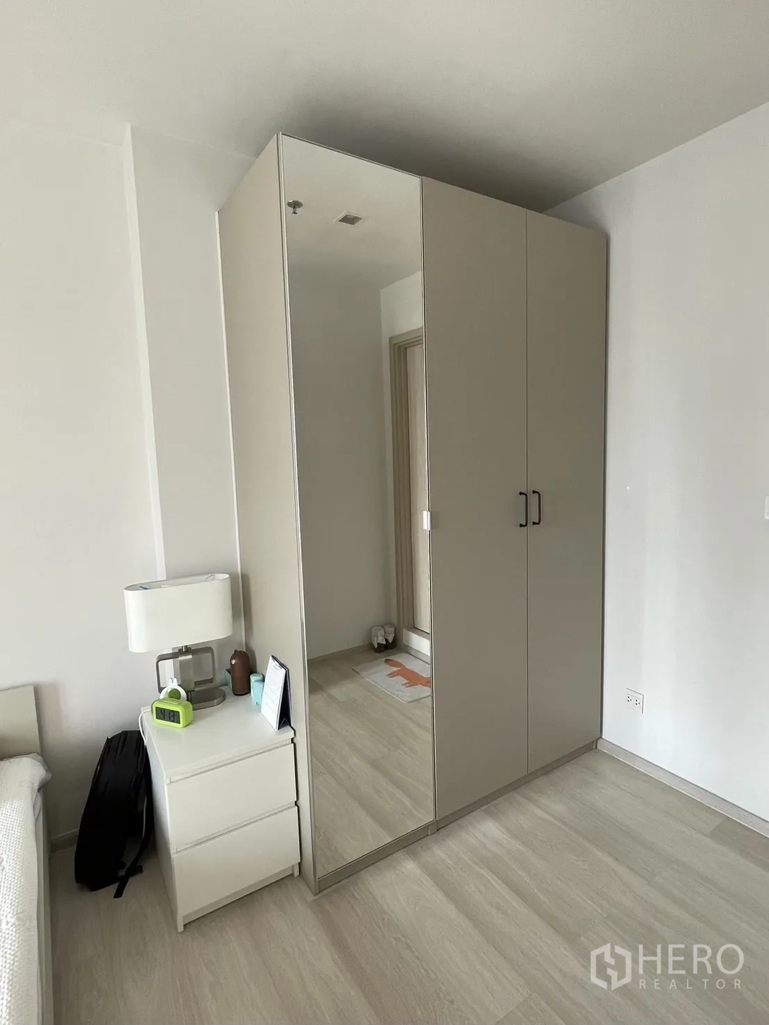 公寓 for rent in Pathum Wan, Bangkok - 卧室一角，带镜面衣柜与床头柜，浅木地板。