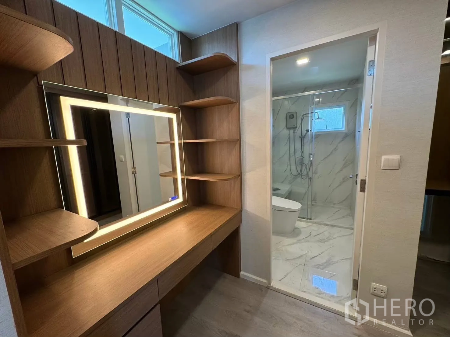 Detached House for rent in Prawet, Bangkok - Dining area with wood ceiling, large table and built-in shelving.