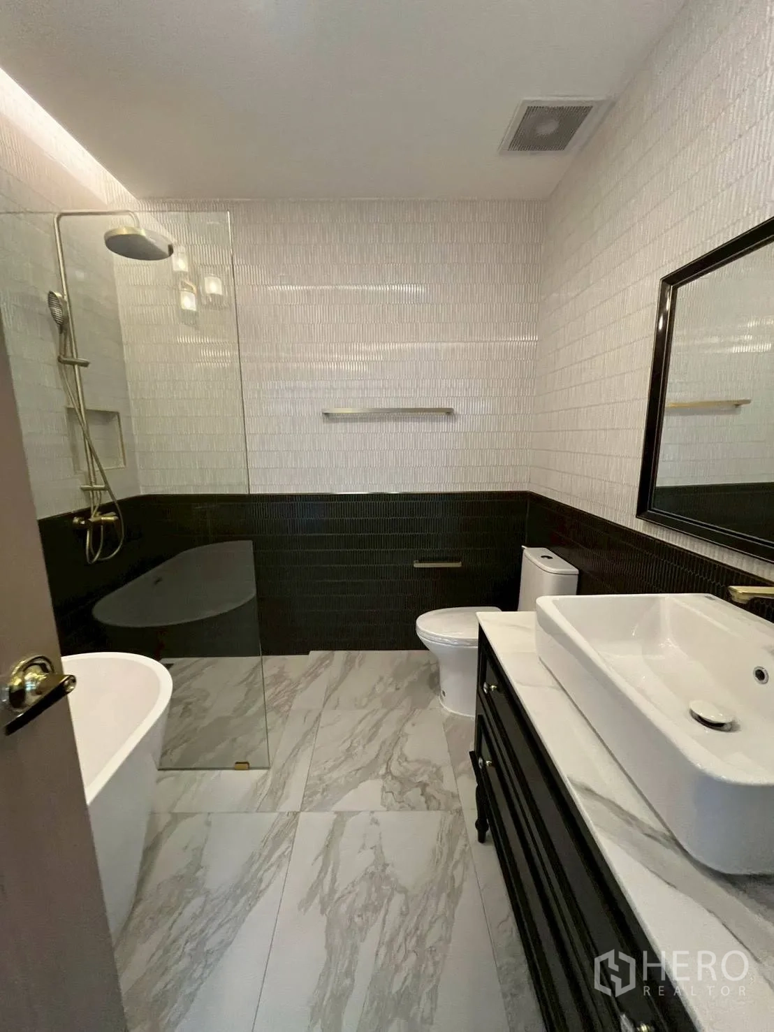 联排别墅 for rent in Khlong Toei, Bangkok - 完整浴室配独立浴缸、雨淋花洒与双色墙砖。