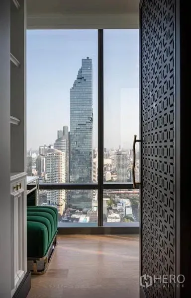 公寓 出租在Bang Rak, Bangkok - 走廊窗外可见曼谷王权大都会大厦的景观