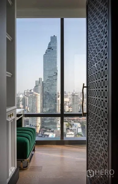 公寓 出租在Bang Rak, Bangkok - 走廊窗外可见曼谷王权大都会大厦的景观
