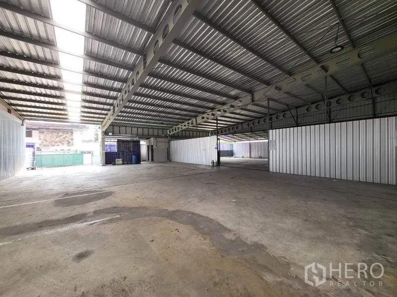 คลังสินค้า ให้เช่าในDin Daeng, Bangkok - ฮอลล์เก็บสินค้าช่วงยาว มีแผ่นหลังคาโปร่งแสงและทางรถเข้าออกสะดวก