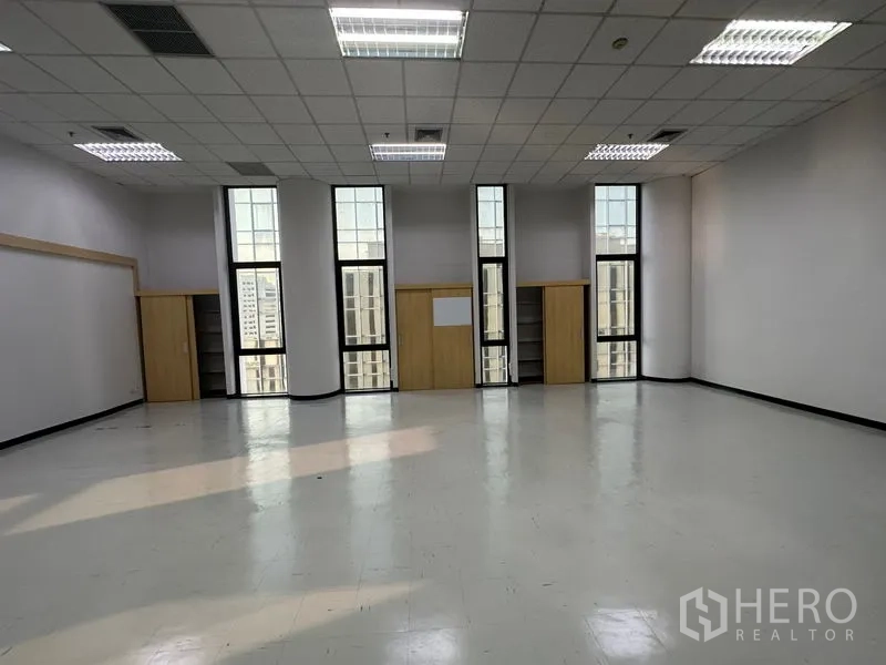 办公空间 出租 - 主大厅面积大，多扇高窗与内置储物柜，墙面明亮清爽。