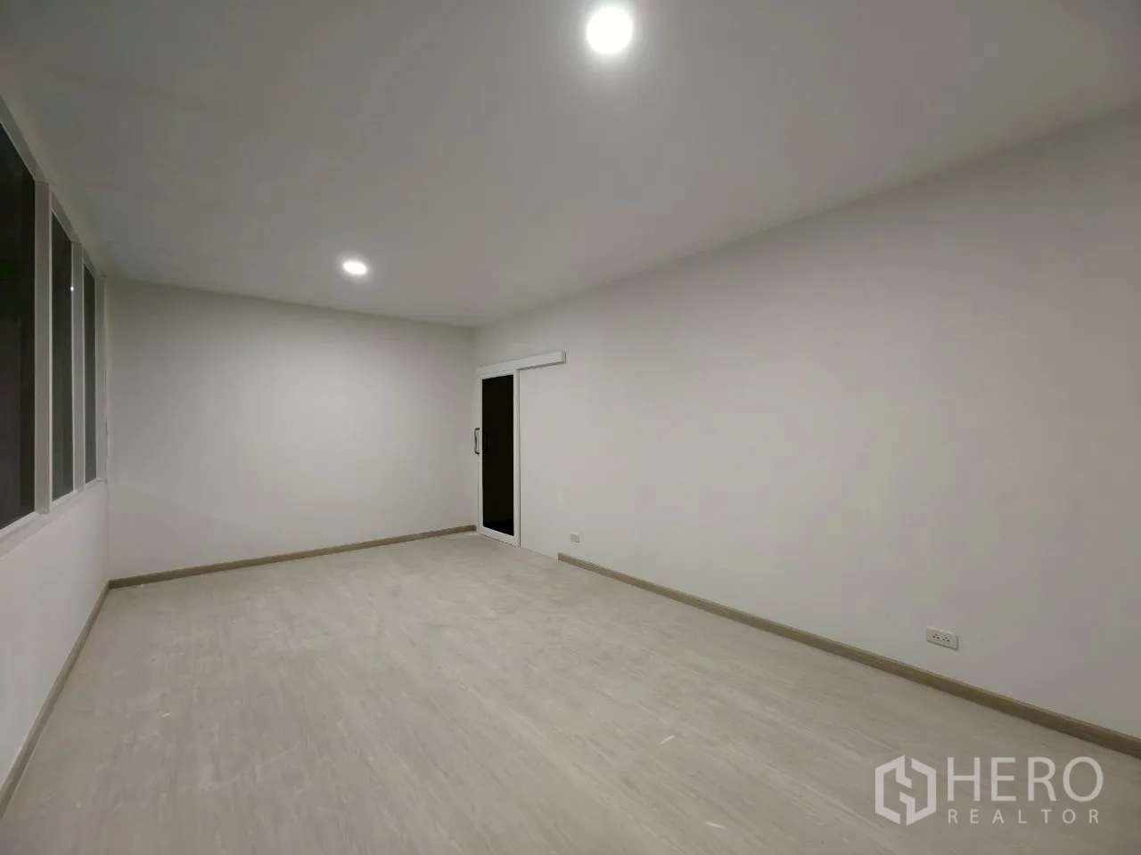货栈 出租在Phra Khanong, Bangkok - 明亮成品办公室，吸顶灯与推拉玻璃门。