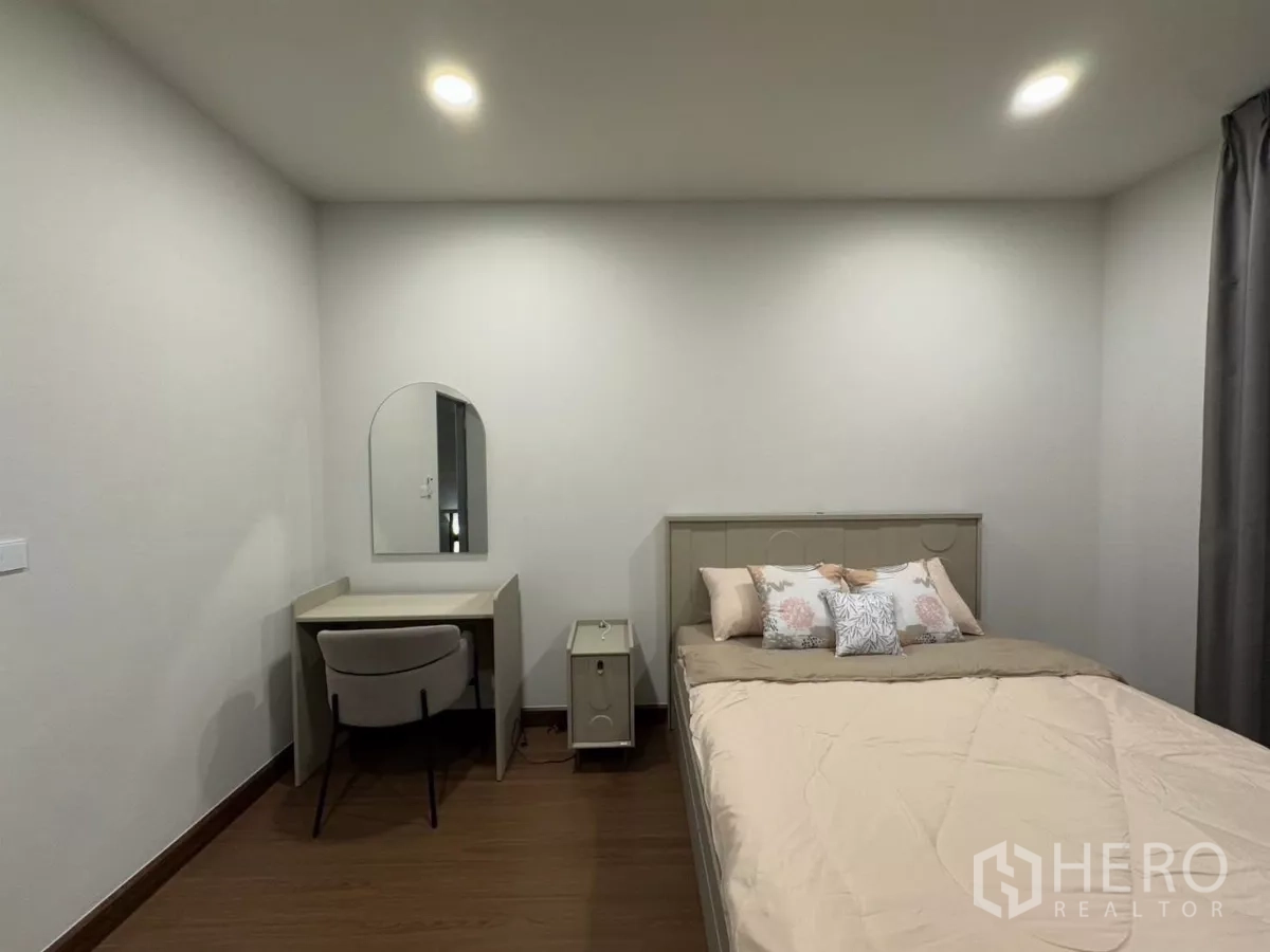 独立式住宅 出租在Bang Phli, Samut Prakan - 温馨客卧，配床与书桌，柔和照明