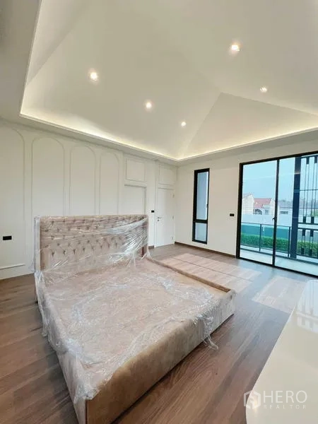 独立式住宅 出售在Bangkok Noi, Bangkok - 主卧带嵌灯吊顶，推拉门连通阳台，木质地板。